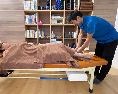 鍼灸指圧治療院enでの足マッサージ